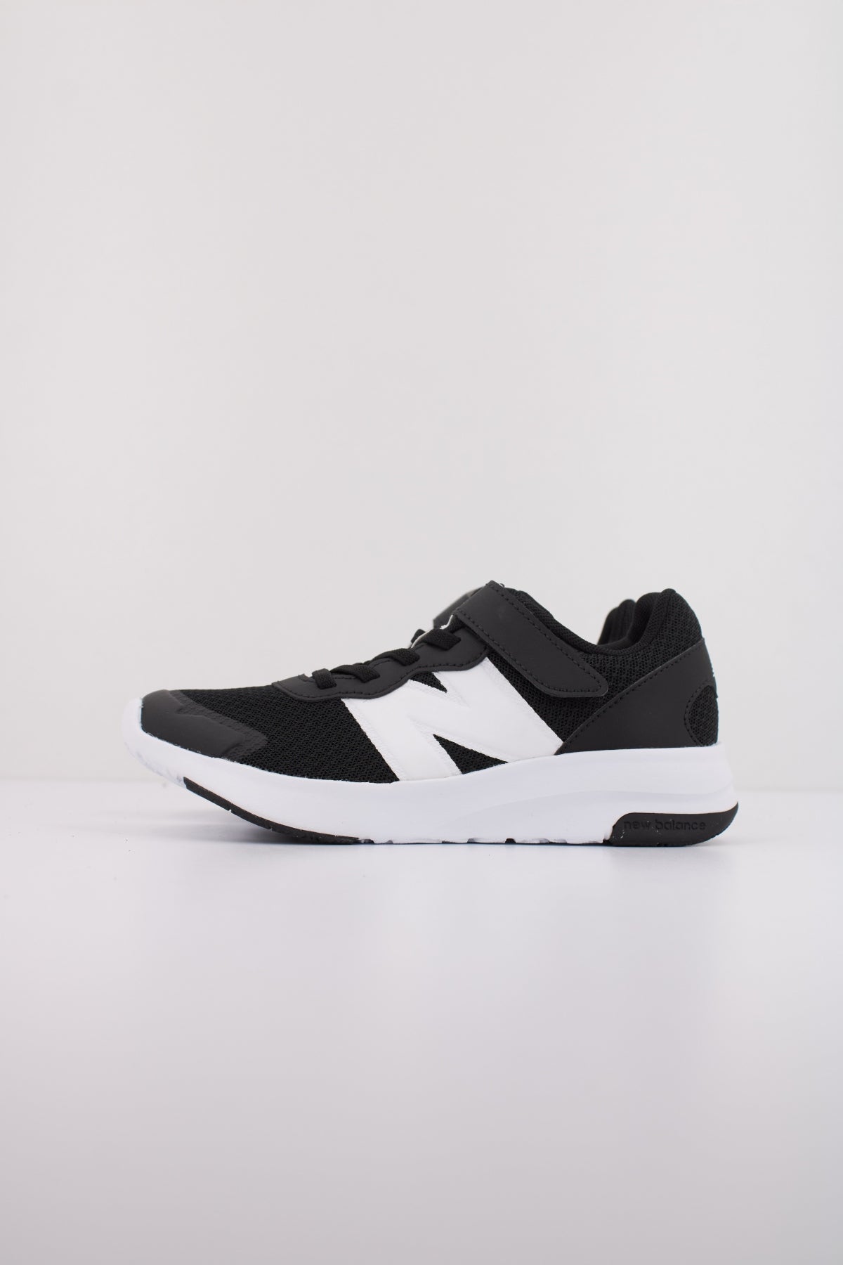 NEW BALANCE PT en color NEGRO (1)