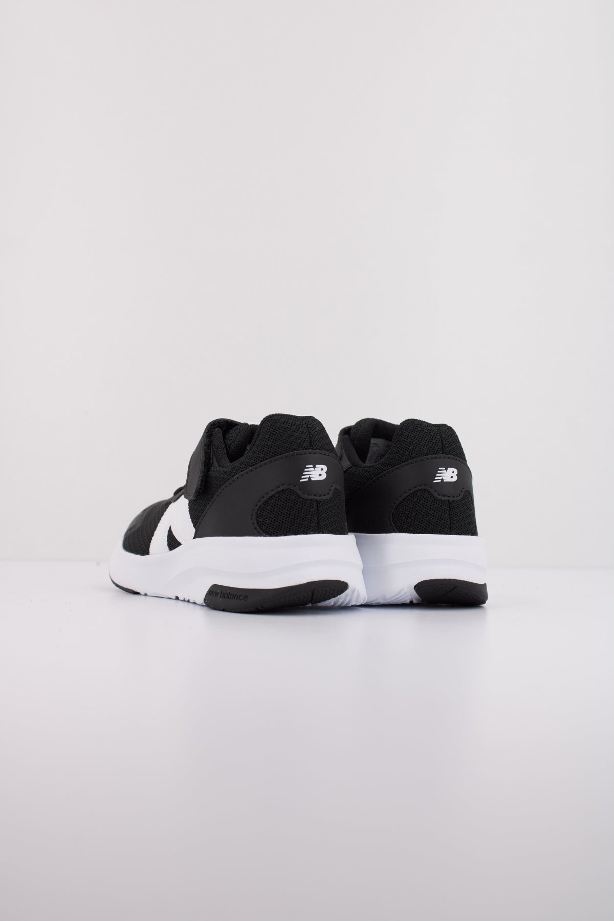 NEW BALANCE PT en color NEGRO (4)