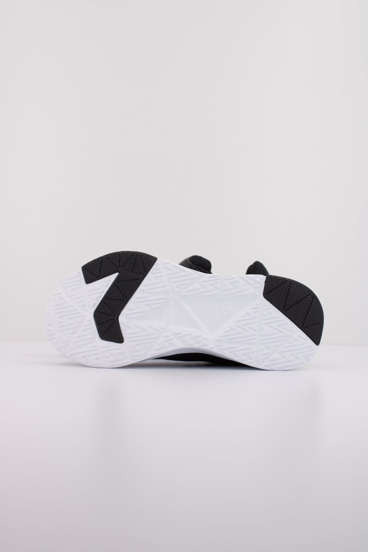 NEW BALANCE PT en color NEGRO (5)