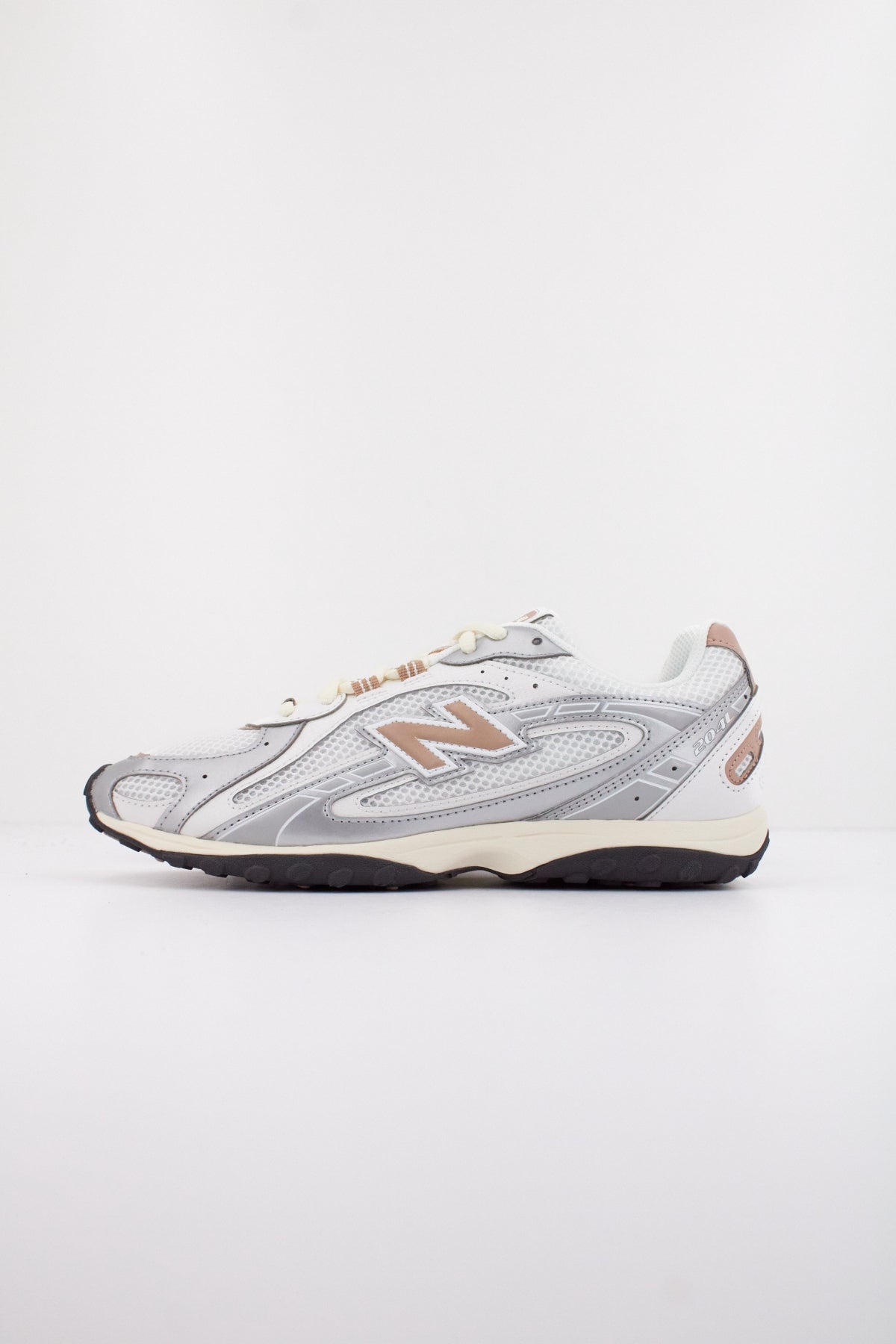 NEW BALANCE UL SWA en color PLATA (1)