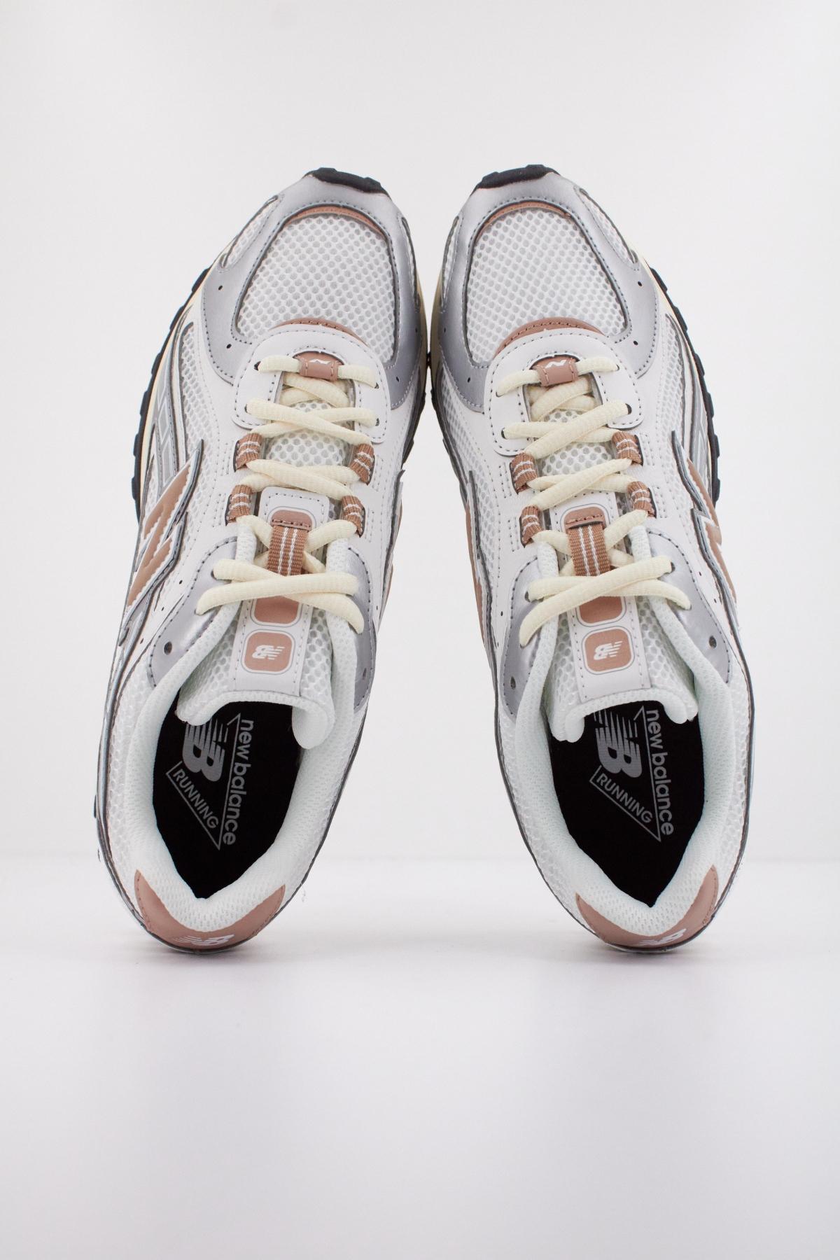 NEW BALANCE UL SWA en color PLATA (3)