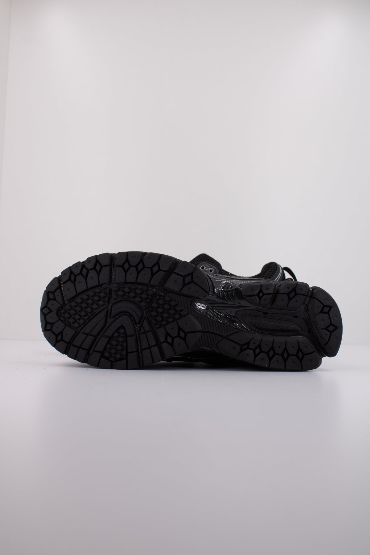 NEW BALANCE M en color NEGRO (2)