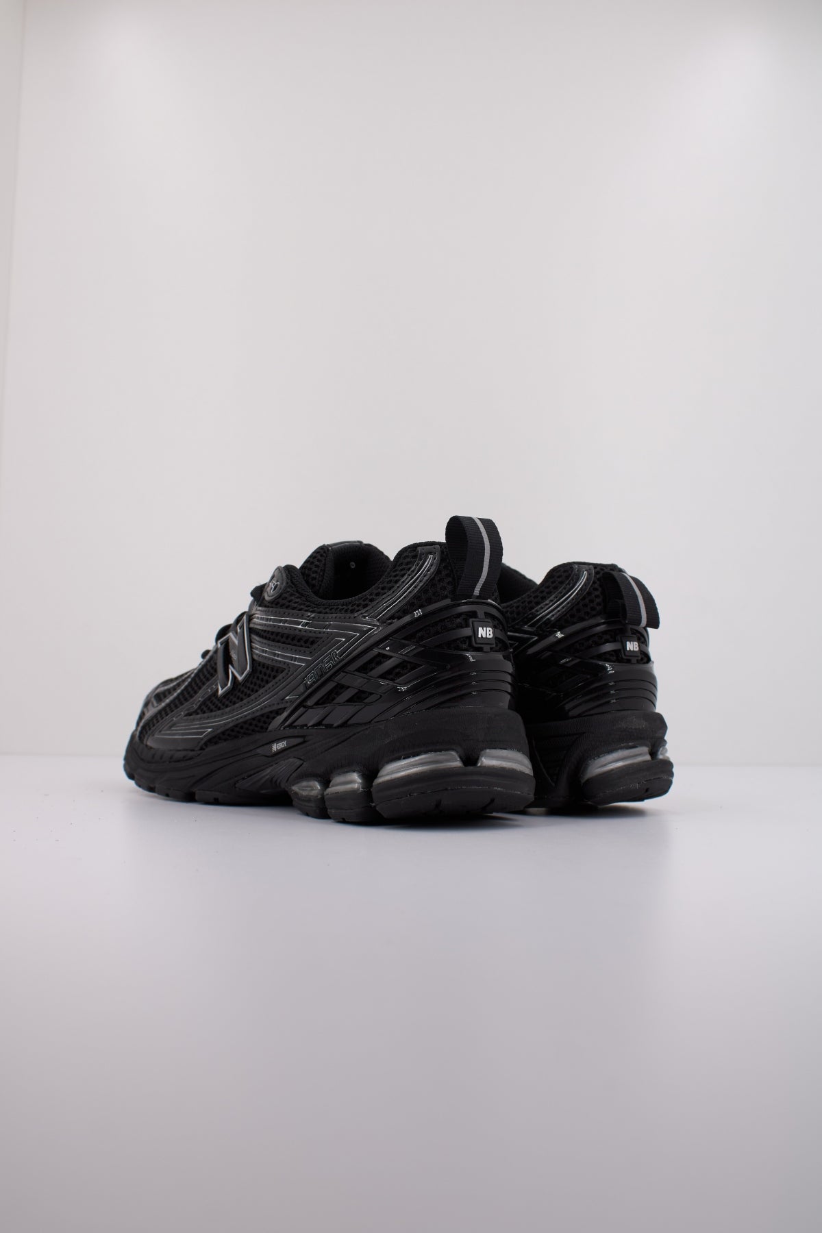 NEW BALANCE M en color NEGRO (3)