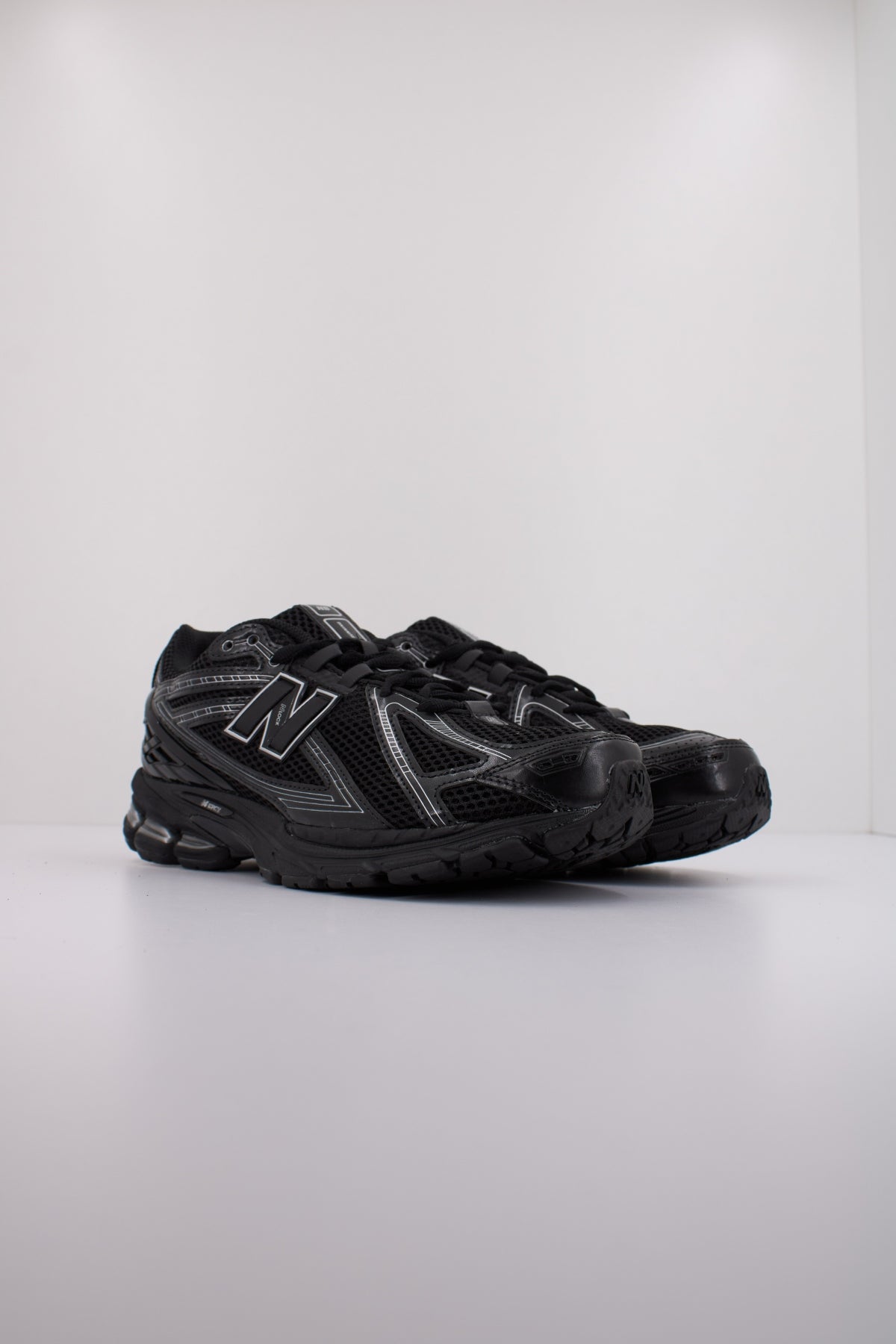 NEW BALANCE M en color NEGRO (4)