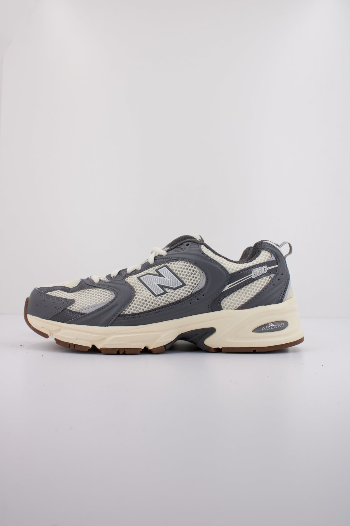 NEW BALANCE MR en color GRIS (1)