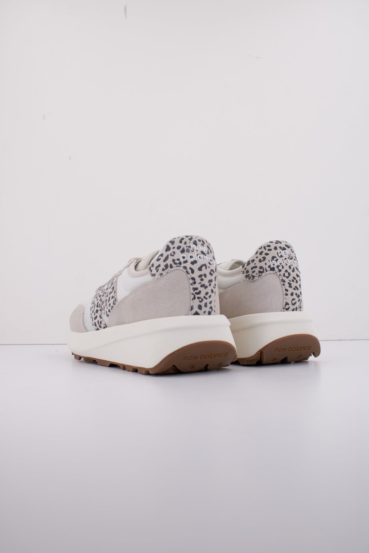 NEW BALANCE U en color BEIS (4)