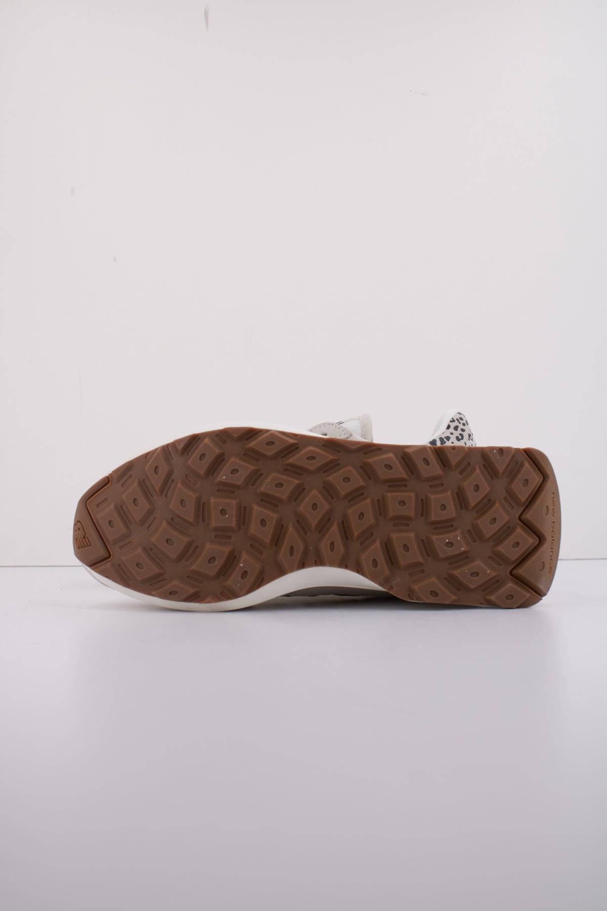 NEW BALANCE U en color BEIS (5)