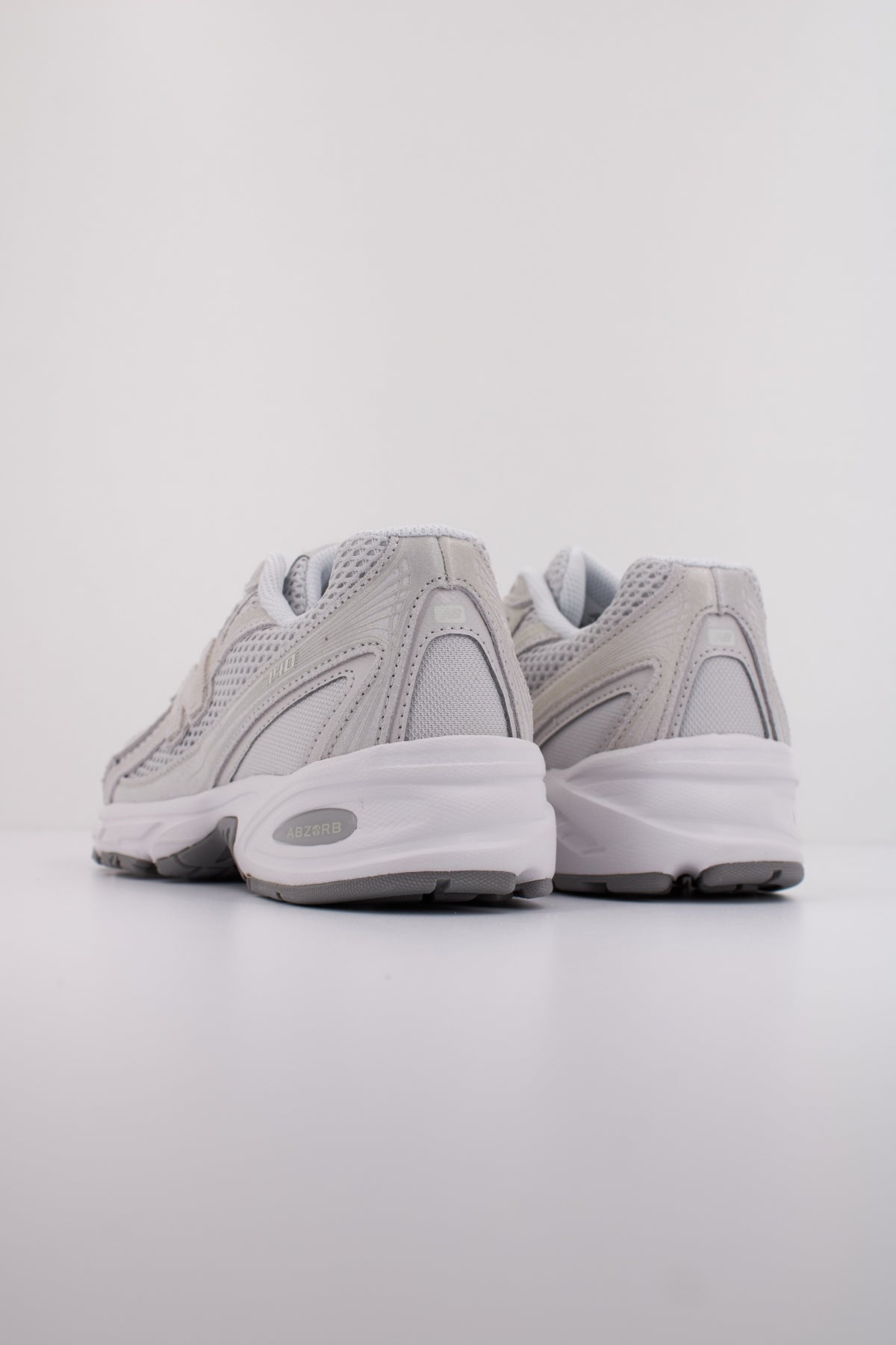 NEW BALANCE U en color GRIS (4)
