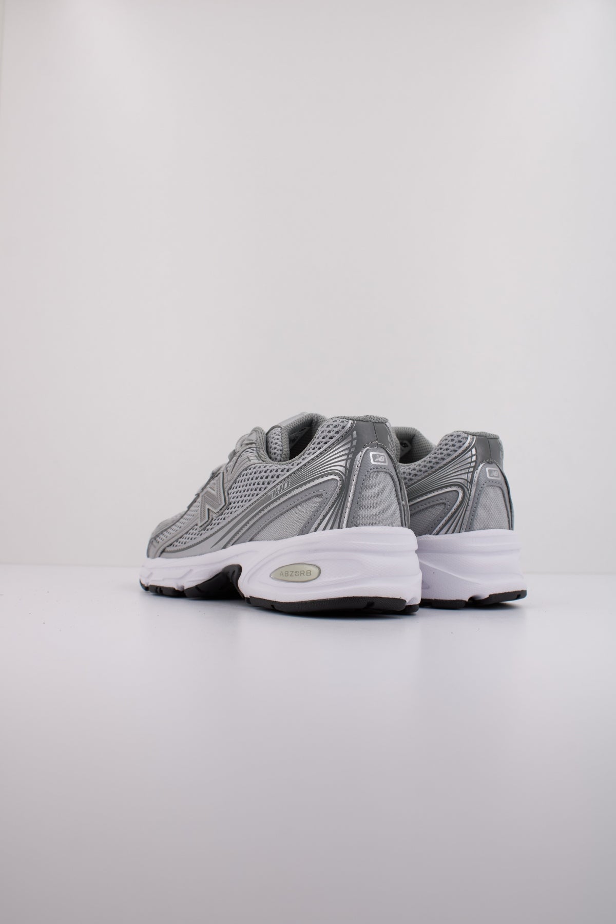 NEW BALANCE U en color PLATA (4)