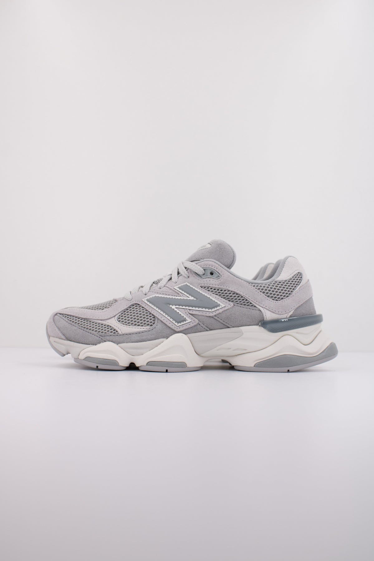 NEW BALANCE U en color GRIS (1)