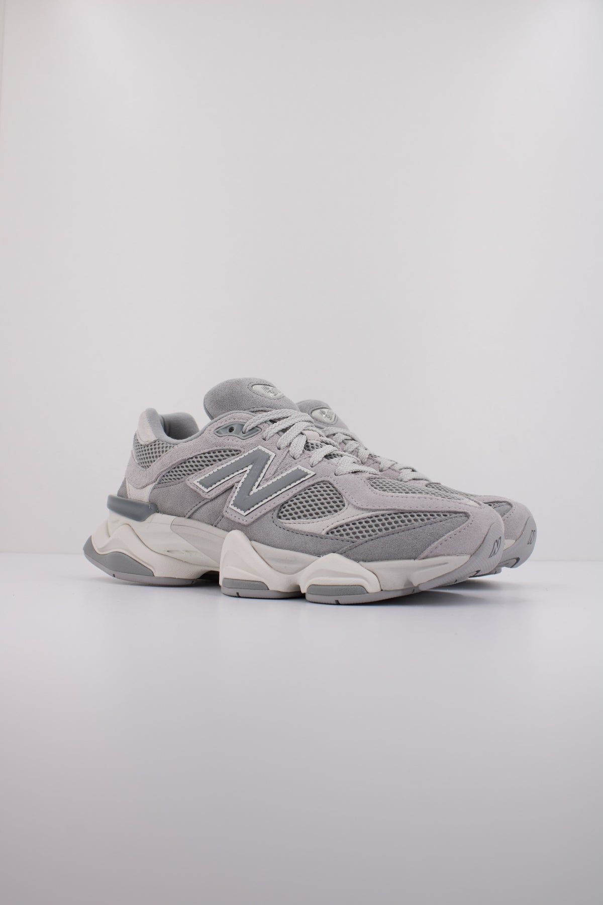 NEW BALANCE U en color GRIS (2)