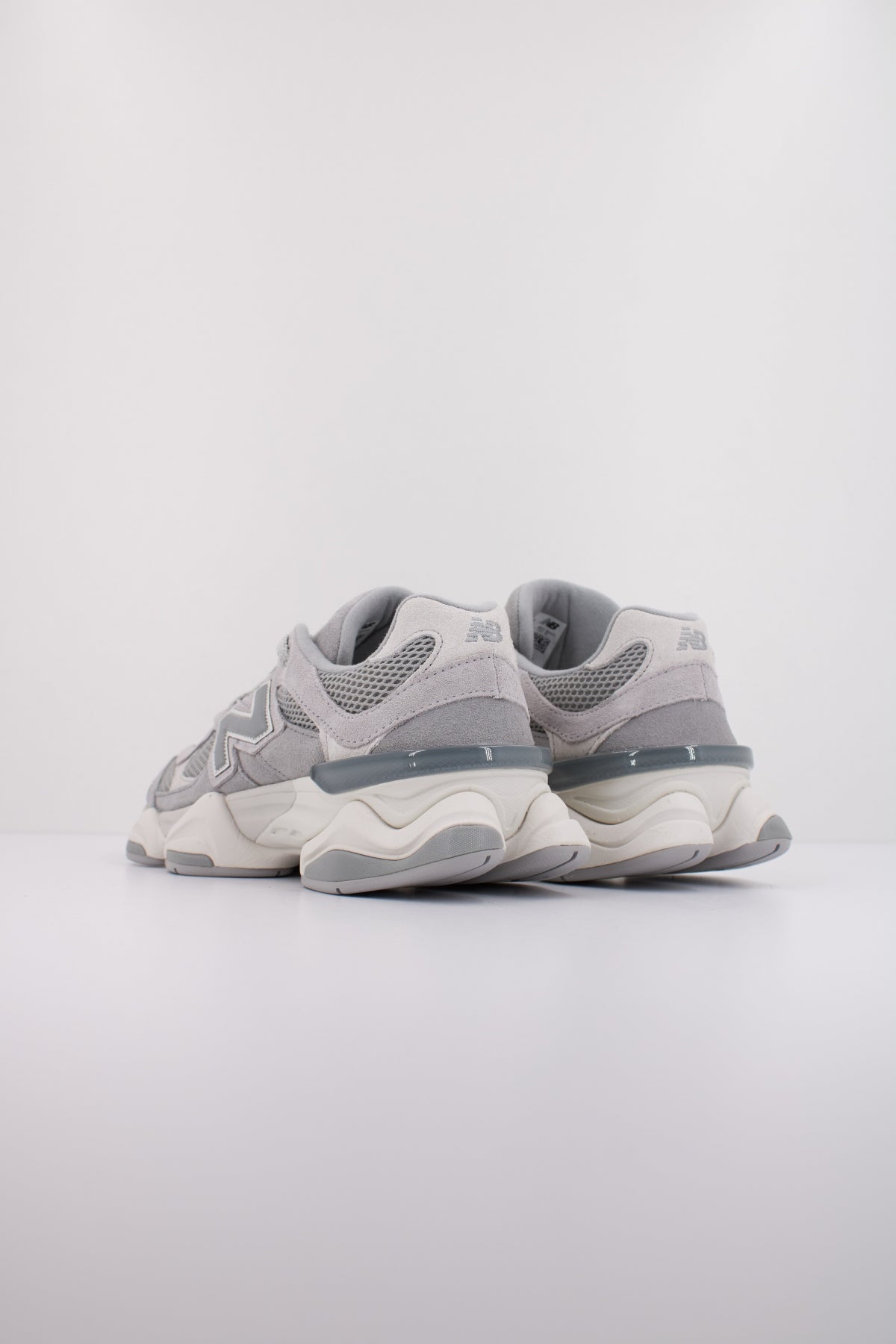 NEW BALANCE U en color GRIS (4)