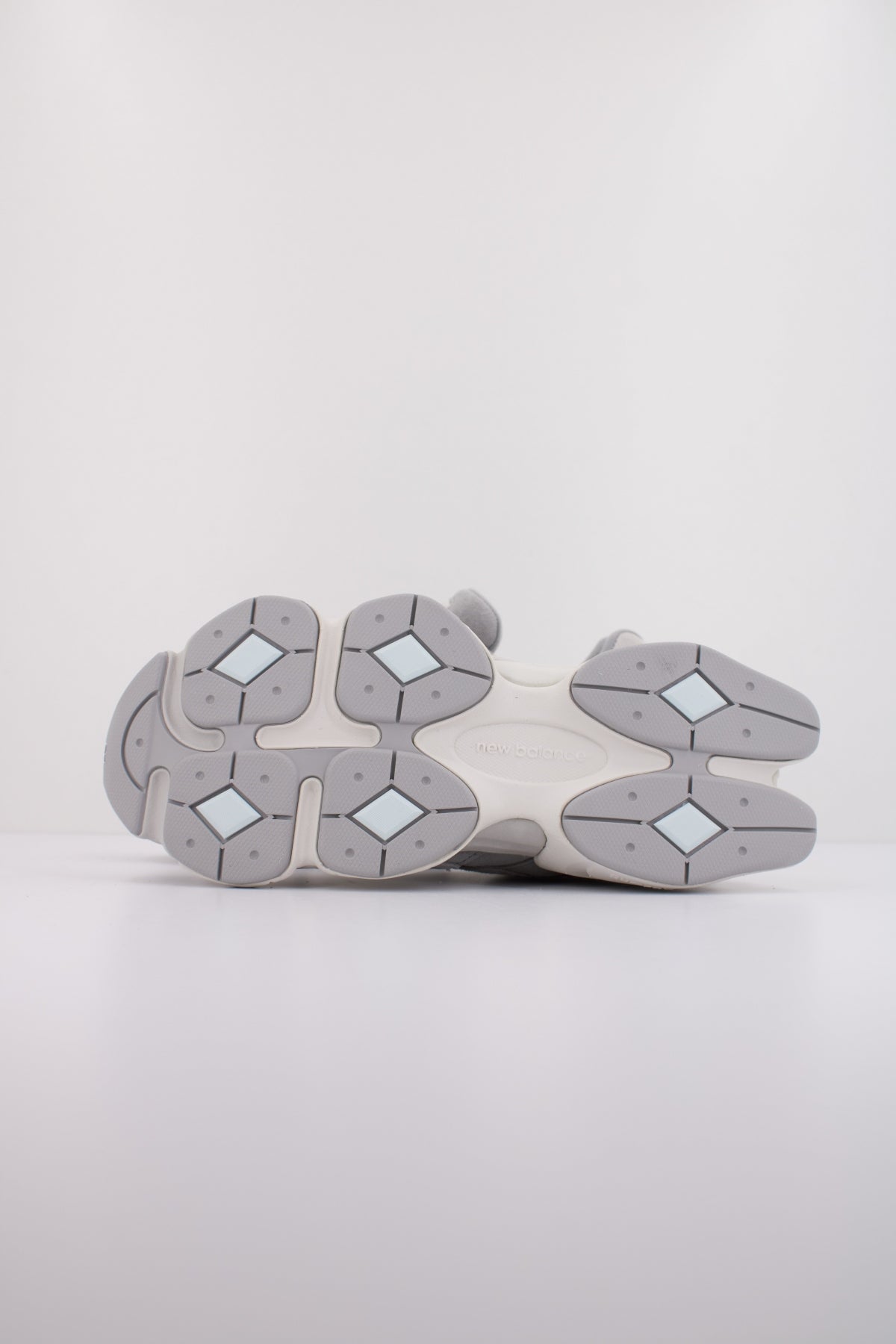 NEW BALANCE U en color GRIS (5)
