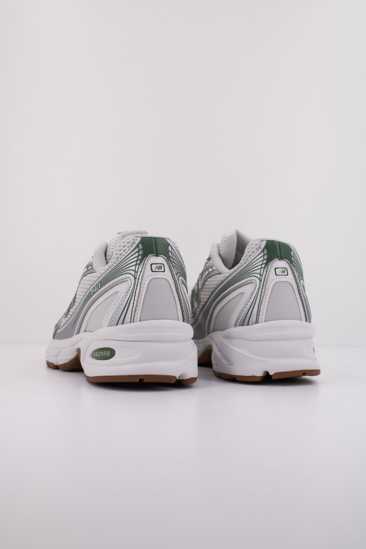 NEW BALANCE U SF en color BLANCO (4)