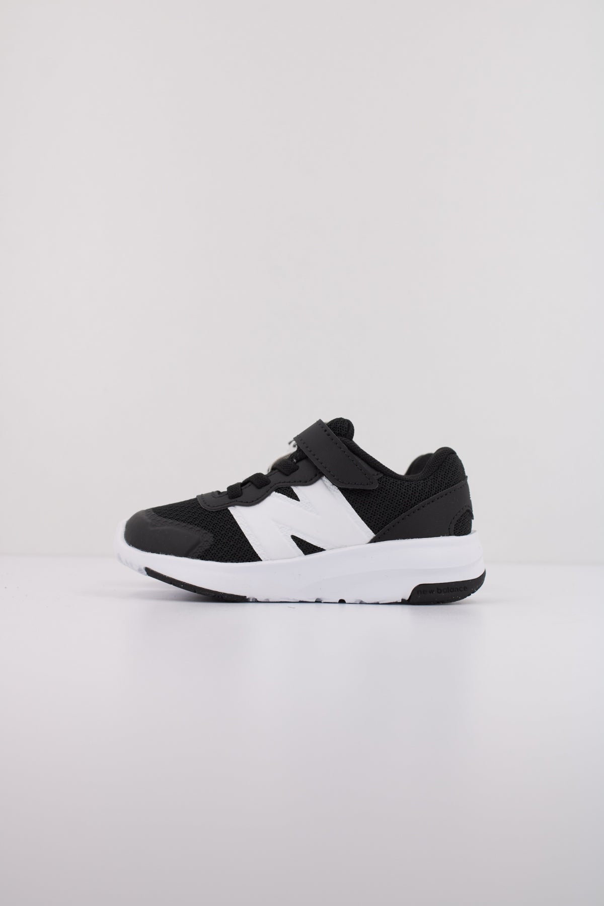 NEW BALANCE IT en color NEGRO (1)