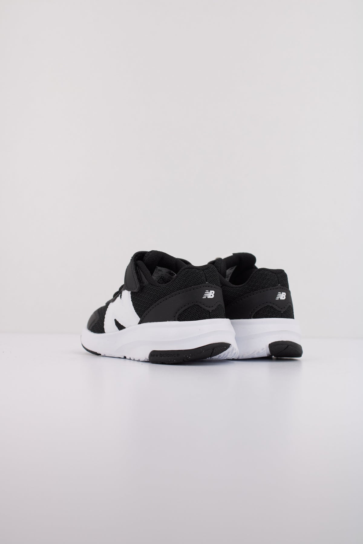 NEW BALANCE IT en color NEGRO (4)