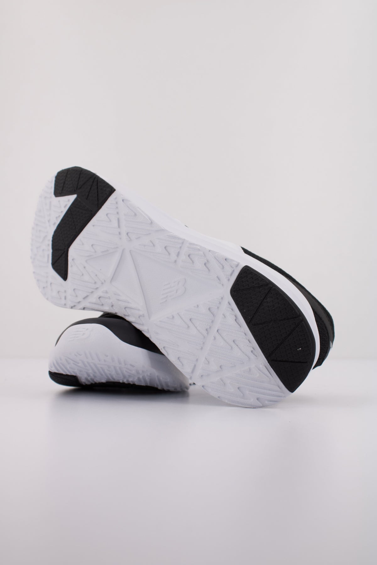 NEW BALANCE GK en color NEGRO (5)