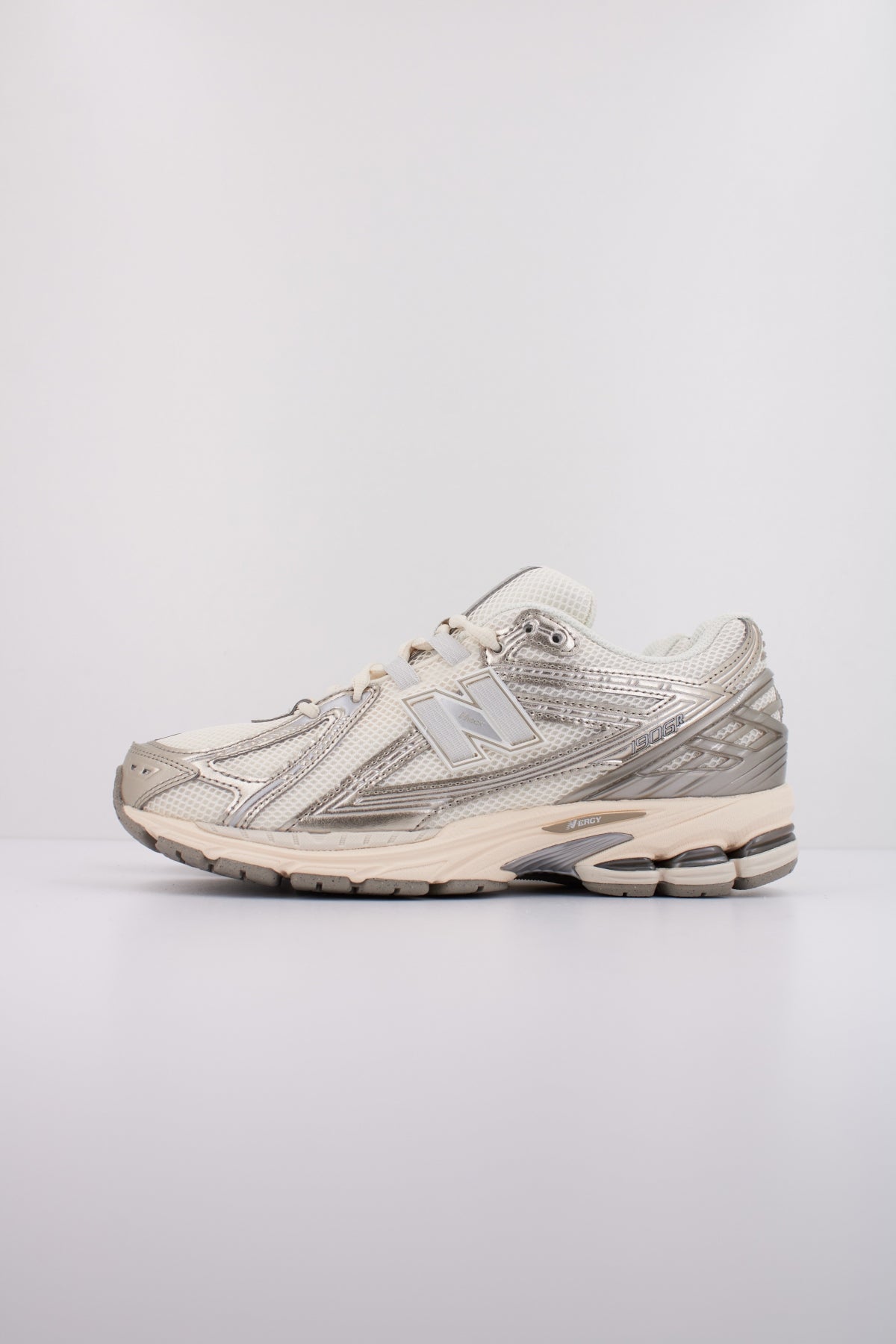 NEW BALANCE U en color BLANCO (1)