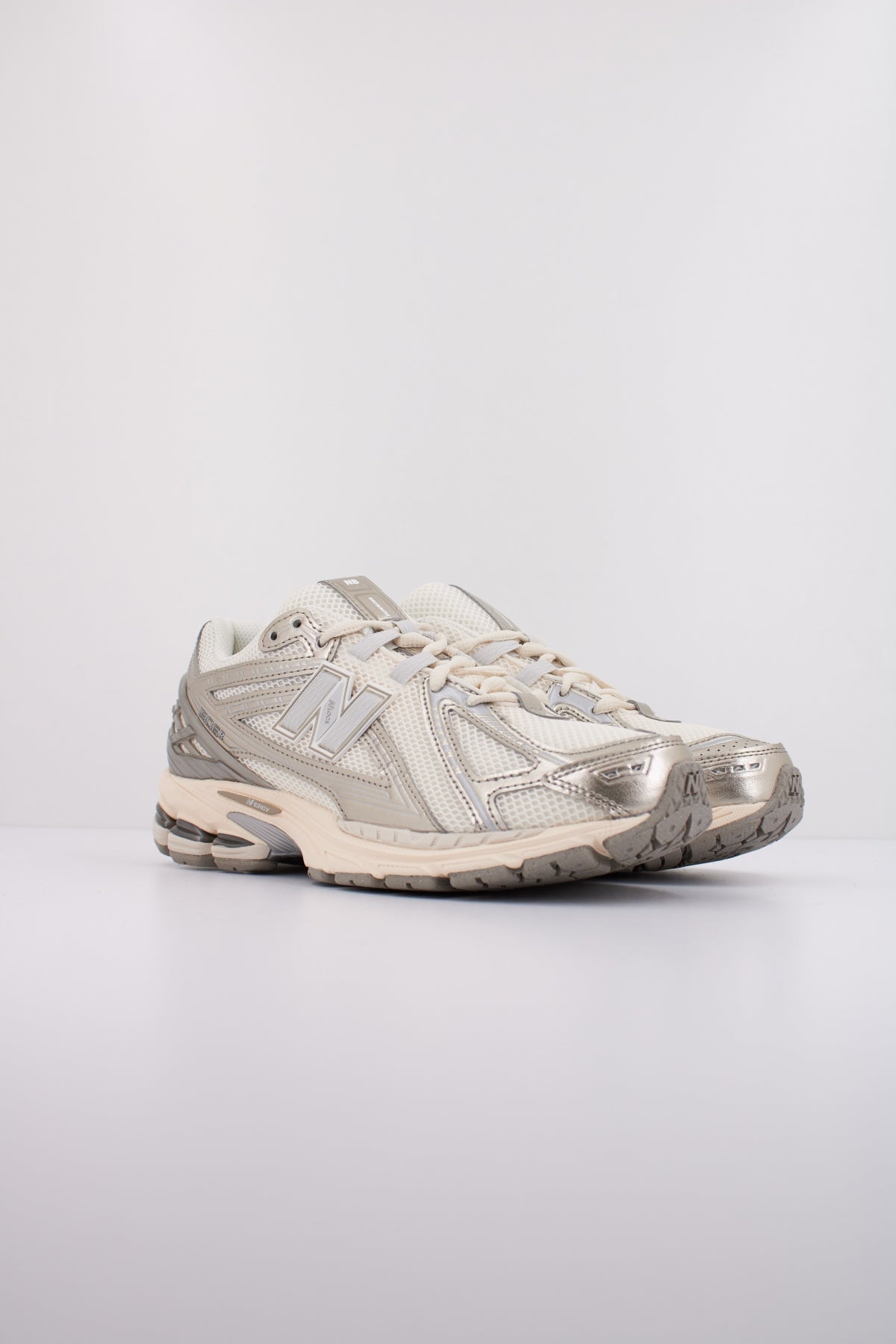 NEW BALANCE U en color BLANCO (2)