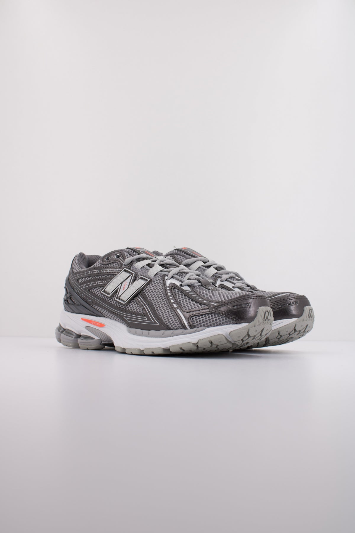 NEW BALANCE U en color PLATA (2)
