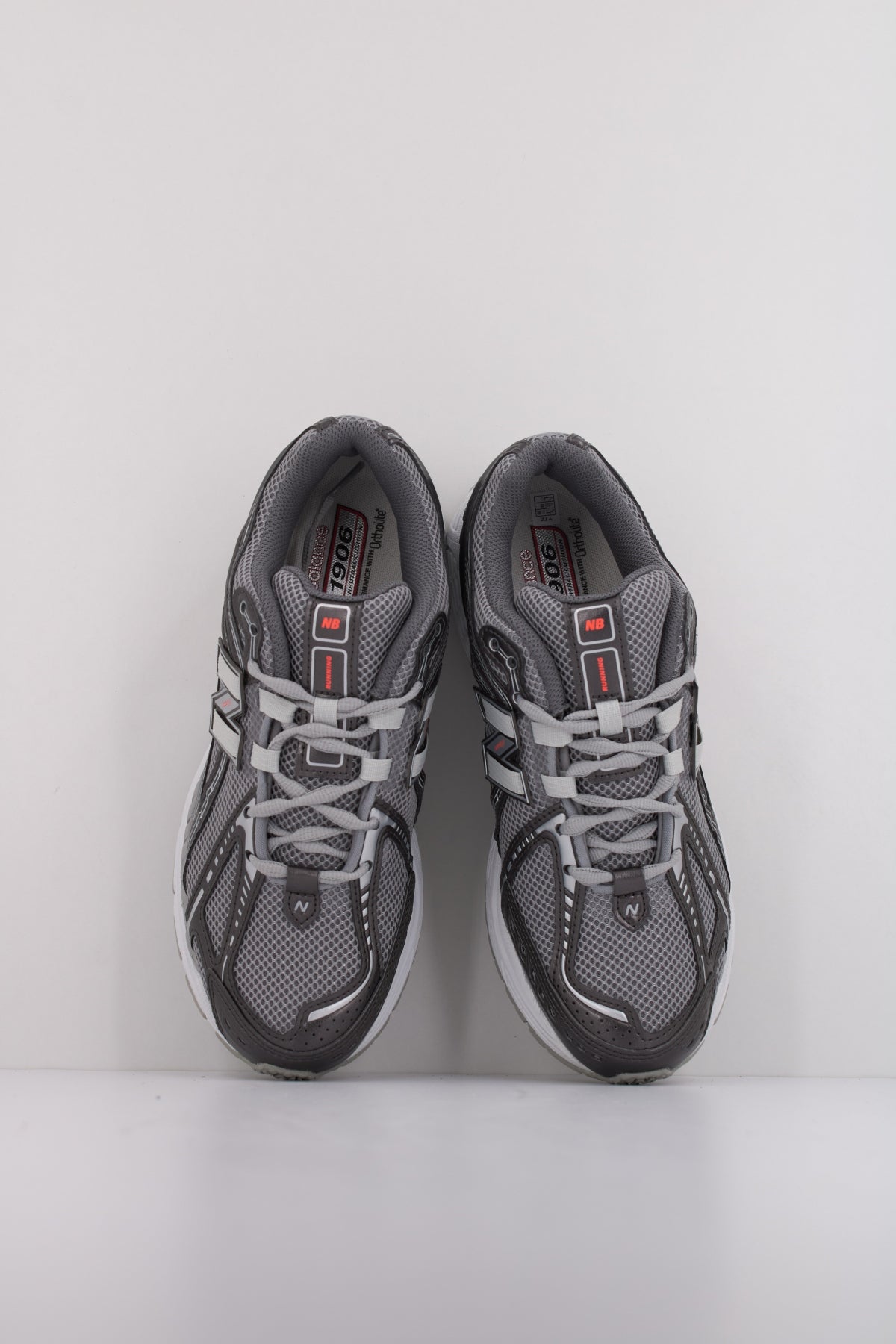 NEW BALANCE U en color PLATA (3)