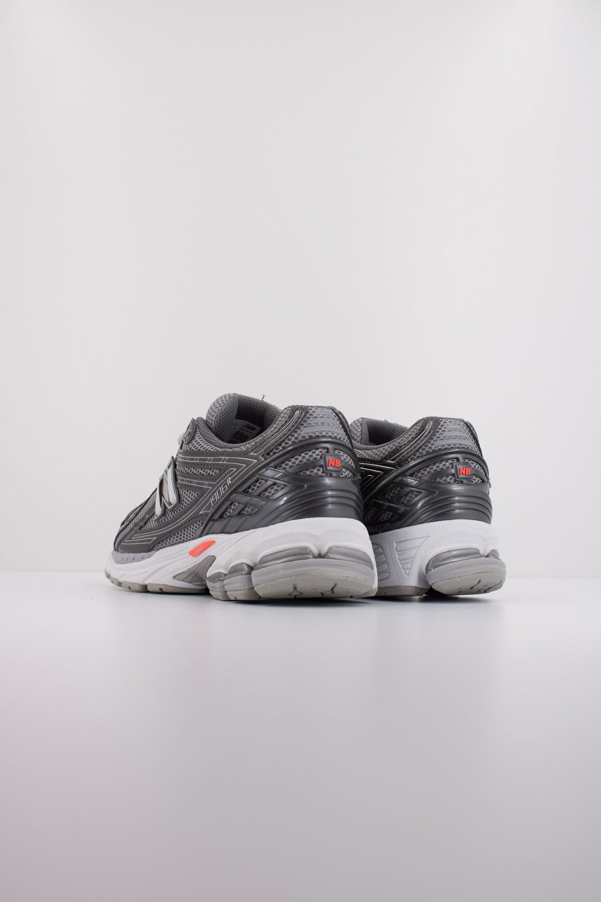 NEW BALANCE U en color PLATA (4)