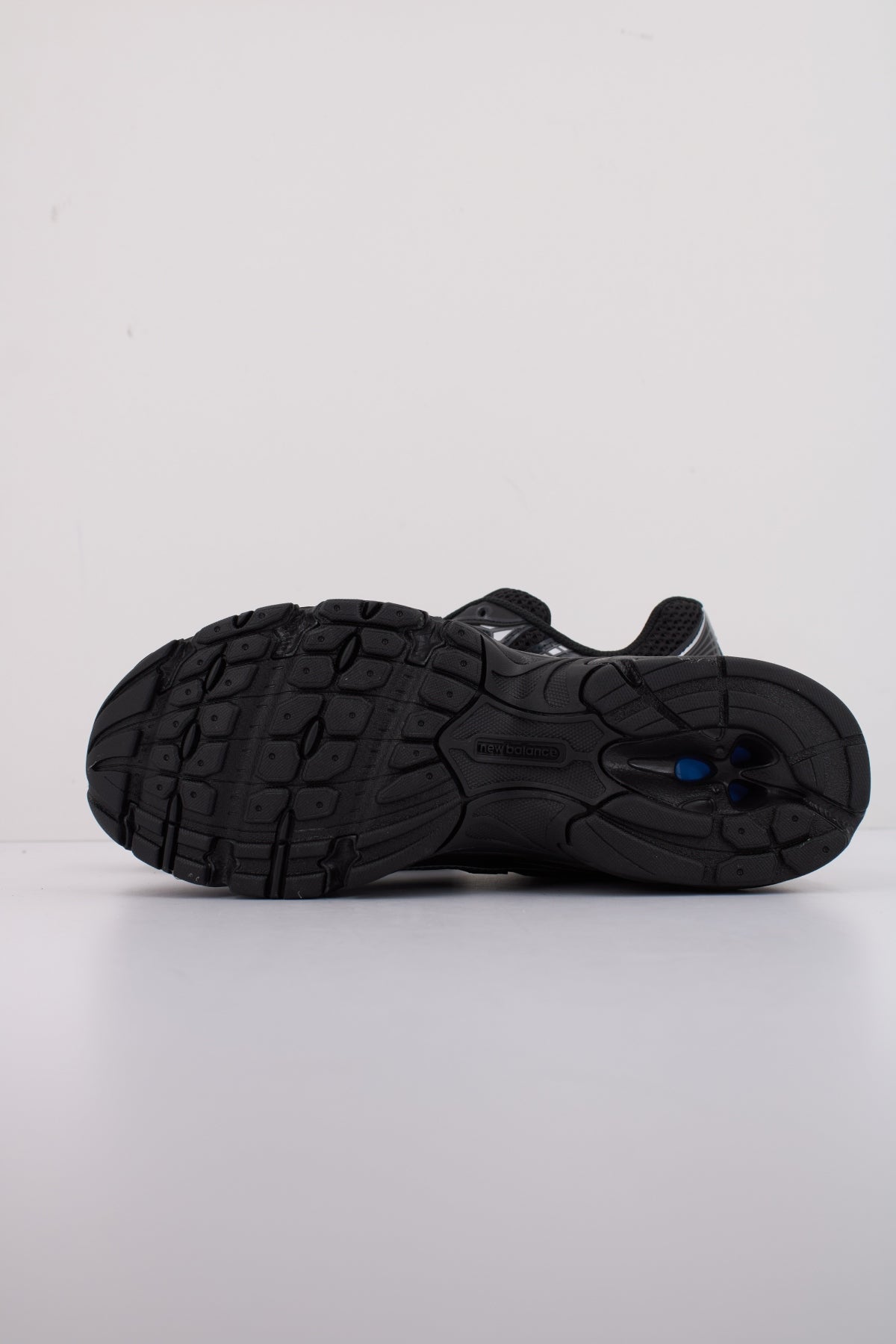 NEW BALANCE U BM en color NEGRO (5)