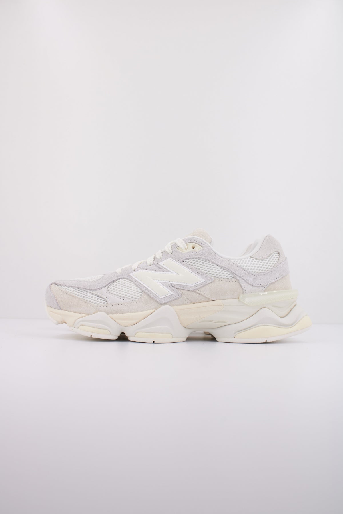 NEW BALANCE U en color BLANCO (1)