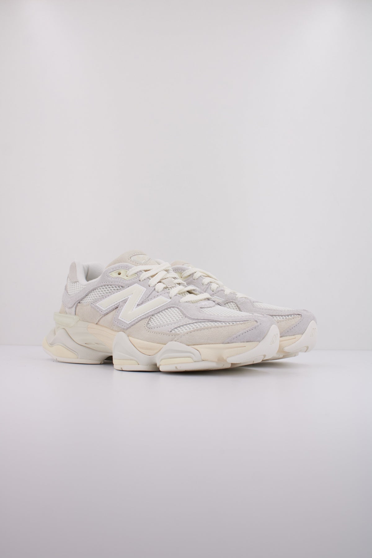 NEW BALANCE U en color BLANCO (2)