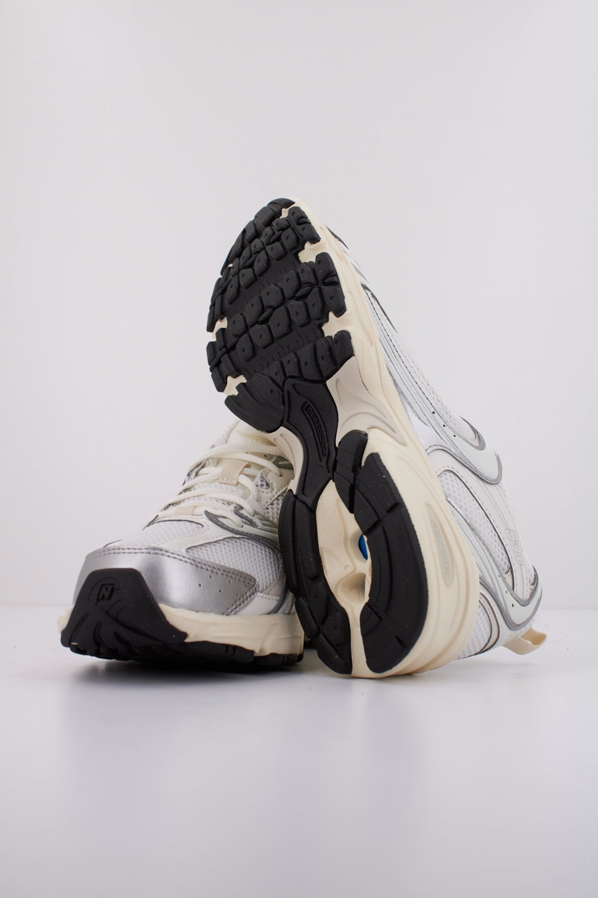 NEW BALANCE U SB en color BLANCO (5)