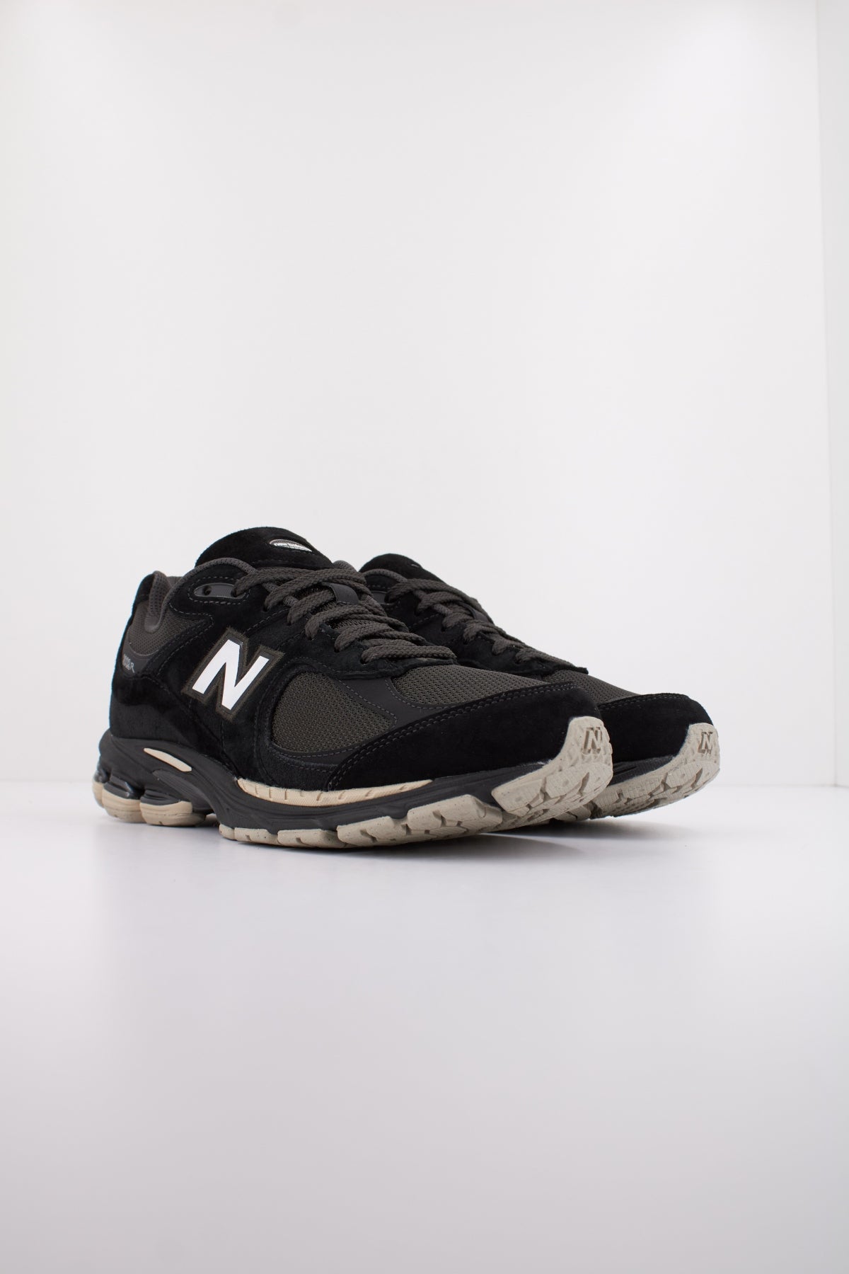 NEW BALANCE U en color NEGRO (2)