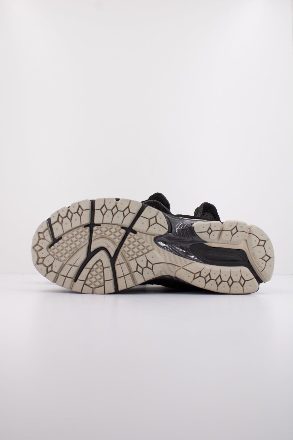 NEW BALANCE U en color NEGRO (5)