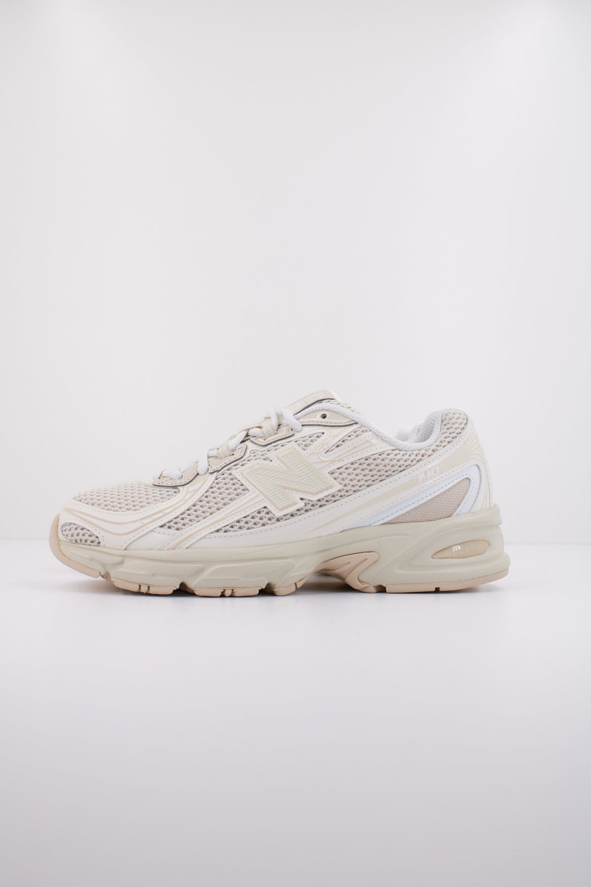 NEW BALANCE U en color BEIS (1)