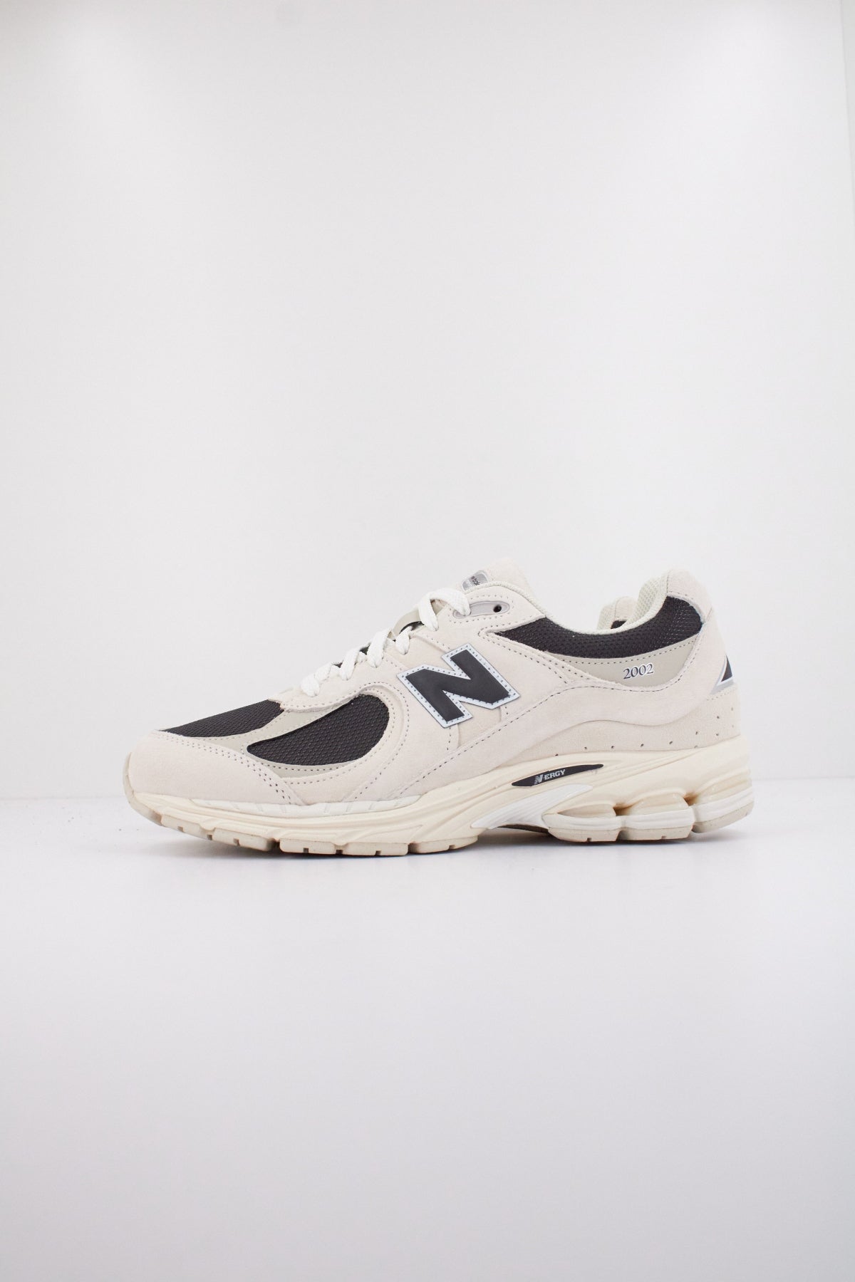 NEW BALANCE U en color BEIS (1)