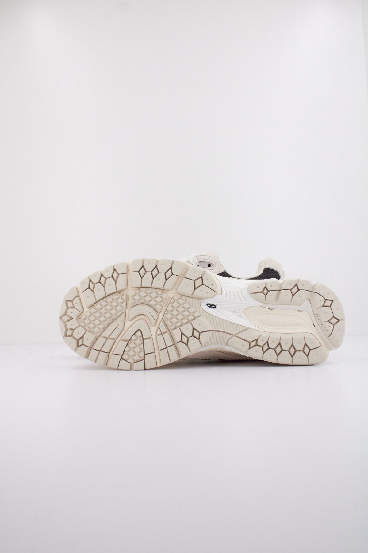 NEW BALANCE U en color BEIS (5)