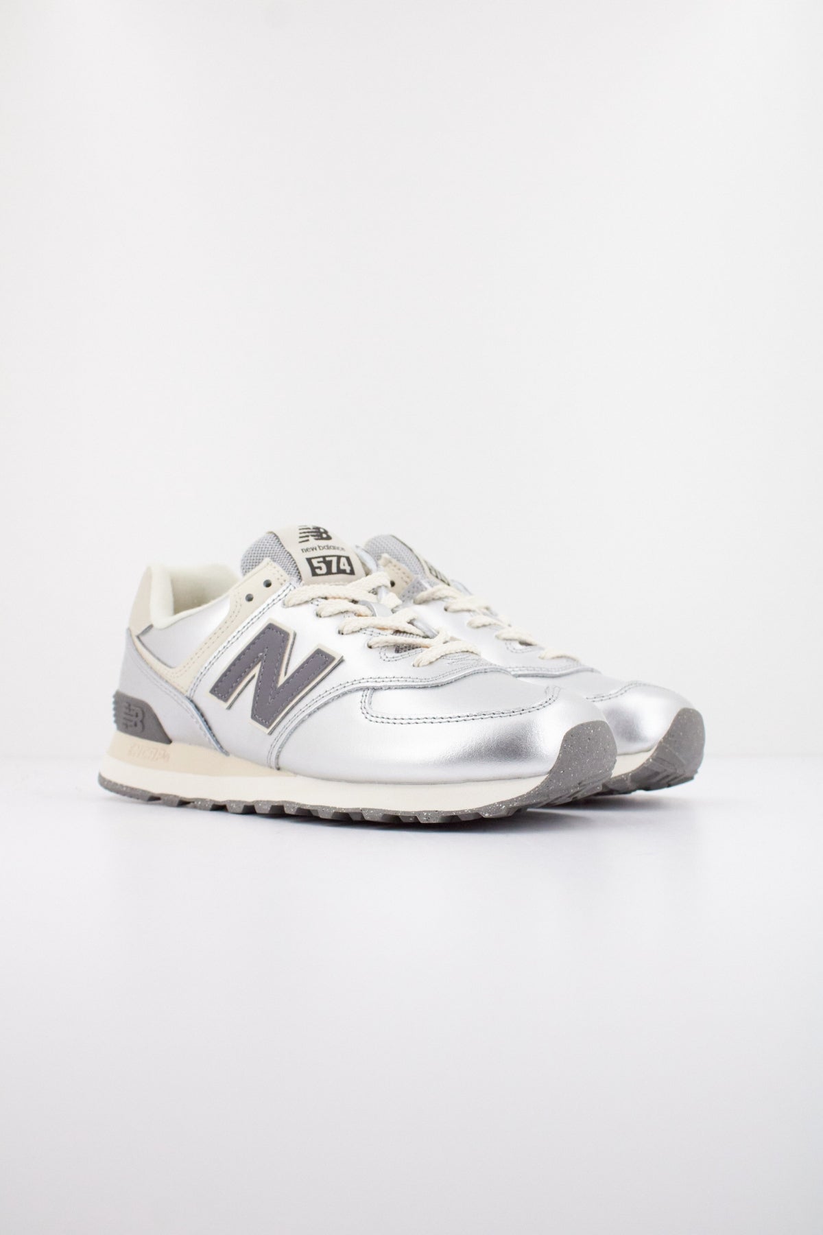 NEW BALANCE WL en color PLATA (2)