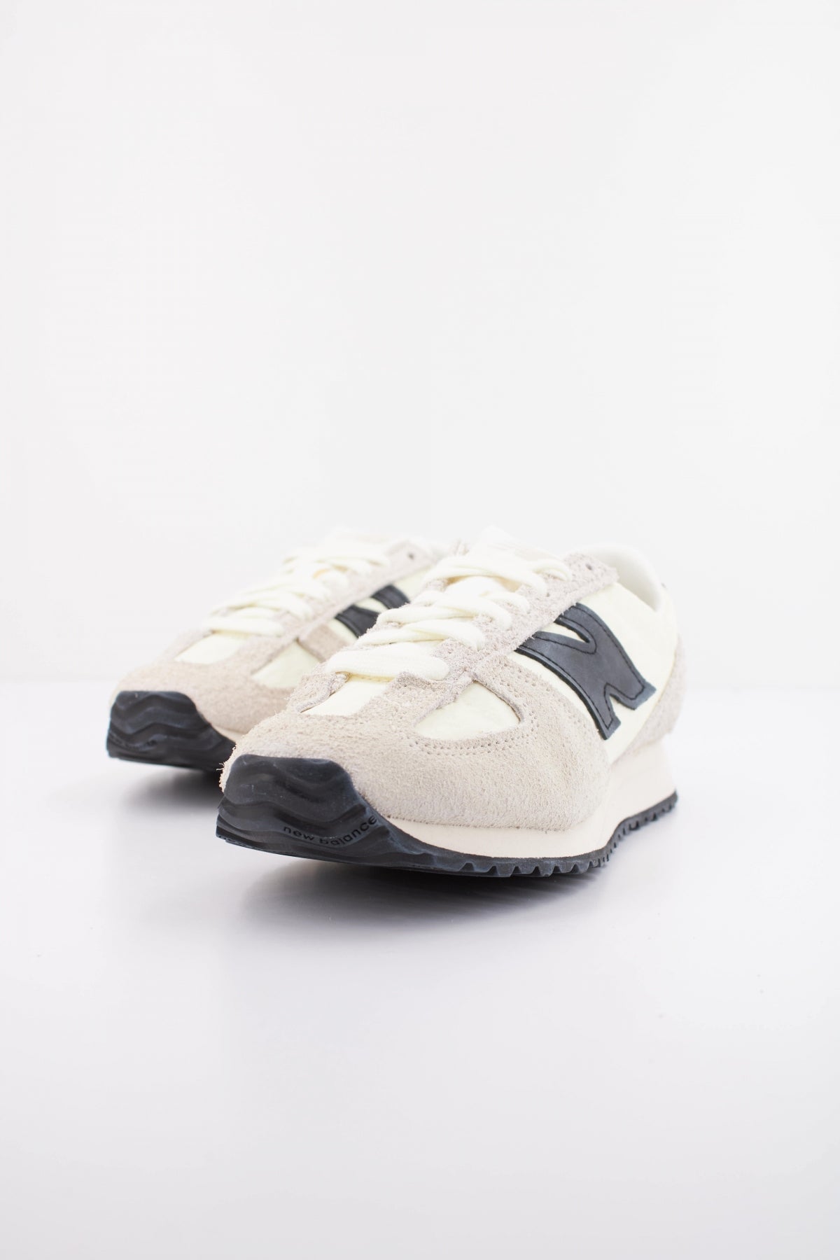 NEW BALANCE U AM en color BEIS (2)