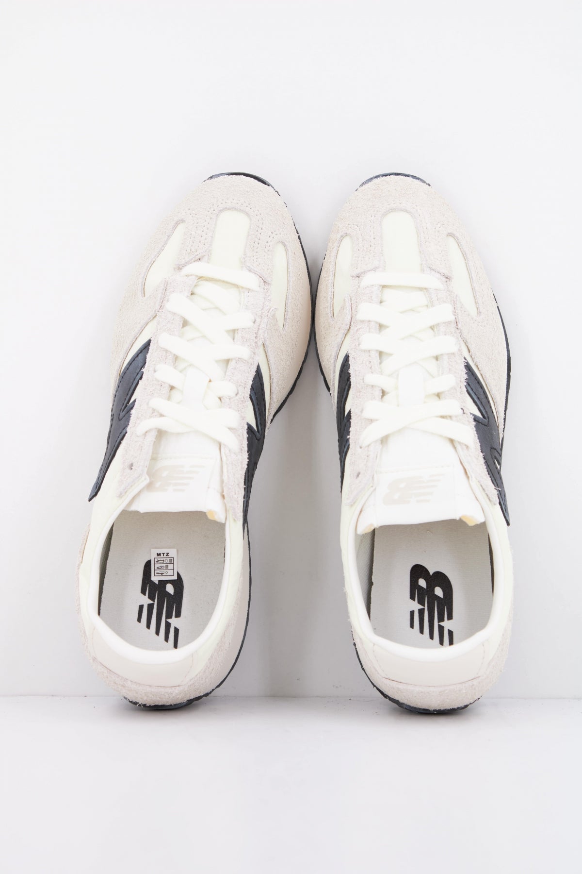 NEW BALANCE U AM en color BEIS (3)