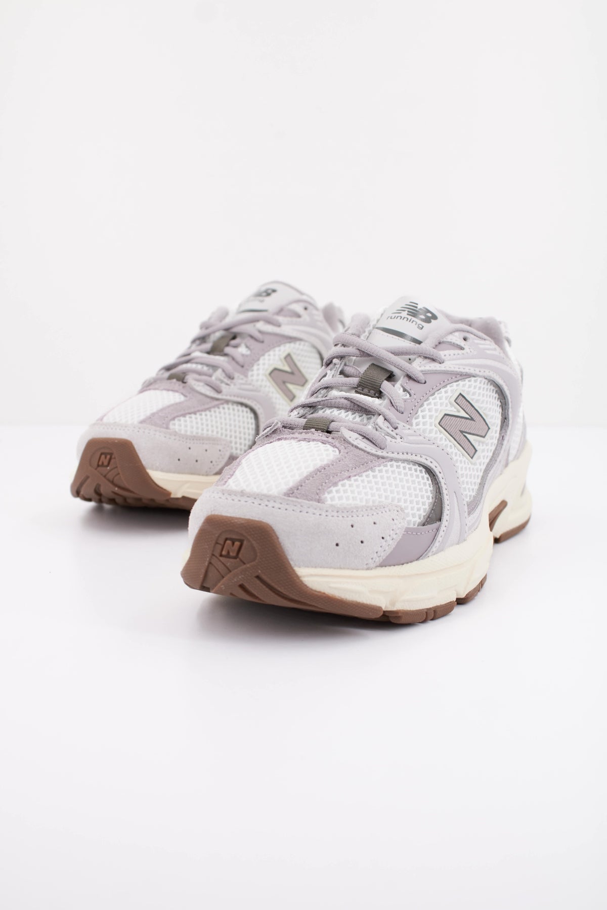 NEW BALANCE U en color GRIS (2)