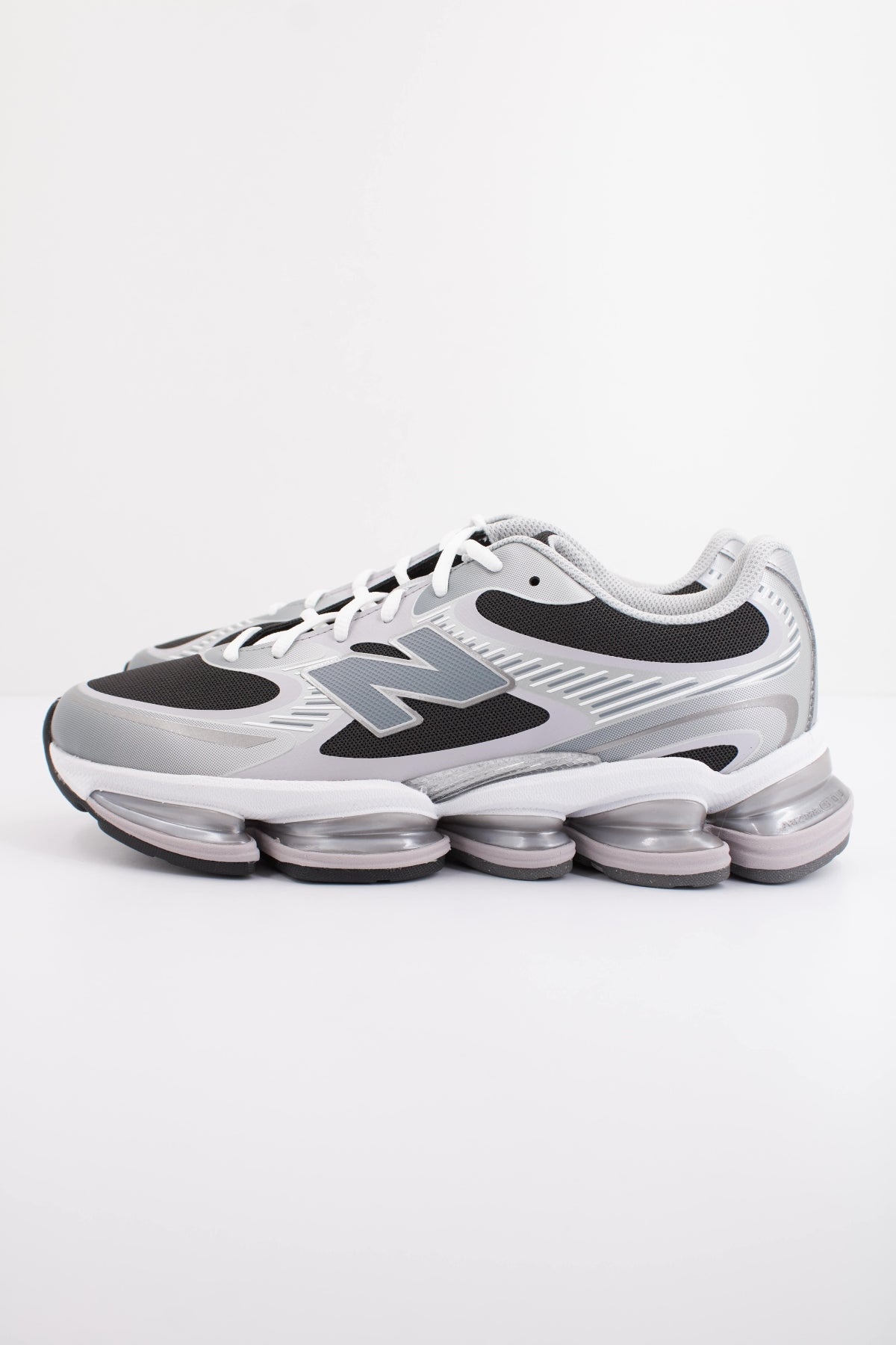 NEW BALANCE U OZ en color PLATA (1)