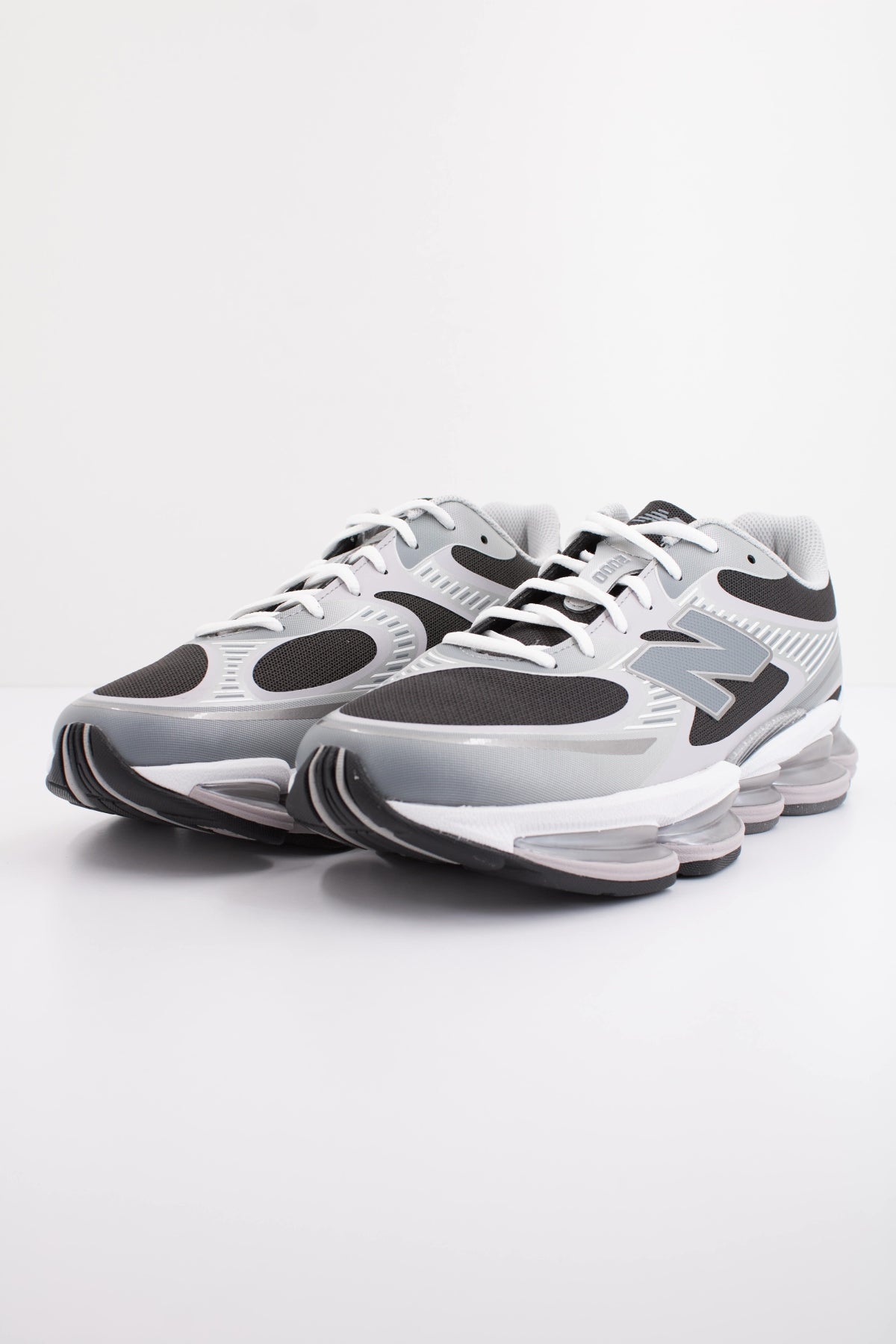 NEW BALANCE U OZ en color PLATA (2)