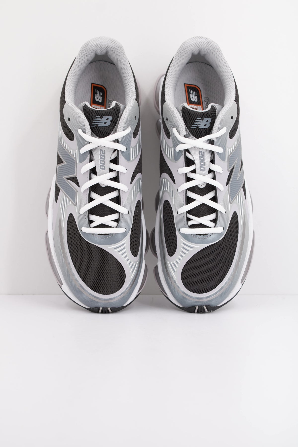 NEW BALANCE U OZ en color PLATA (3)