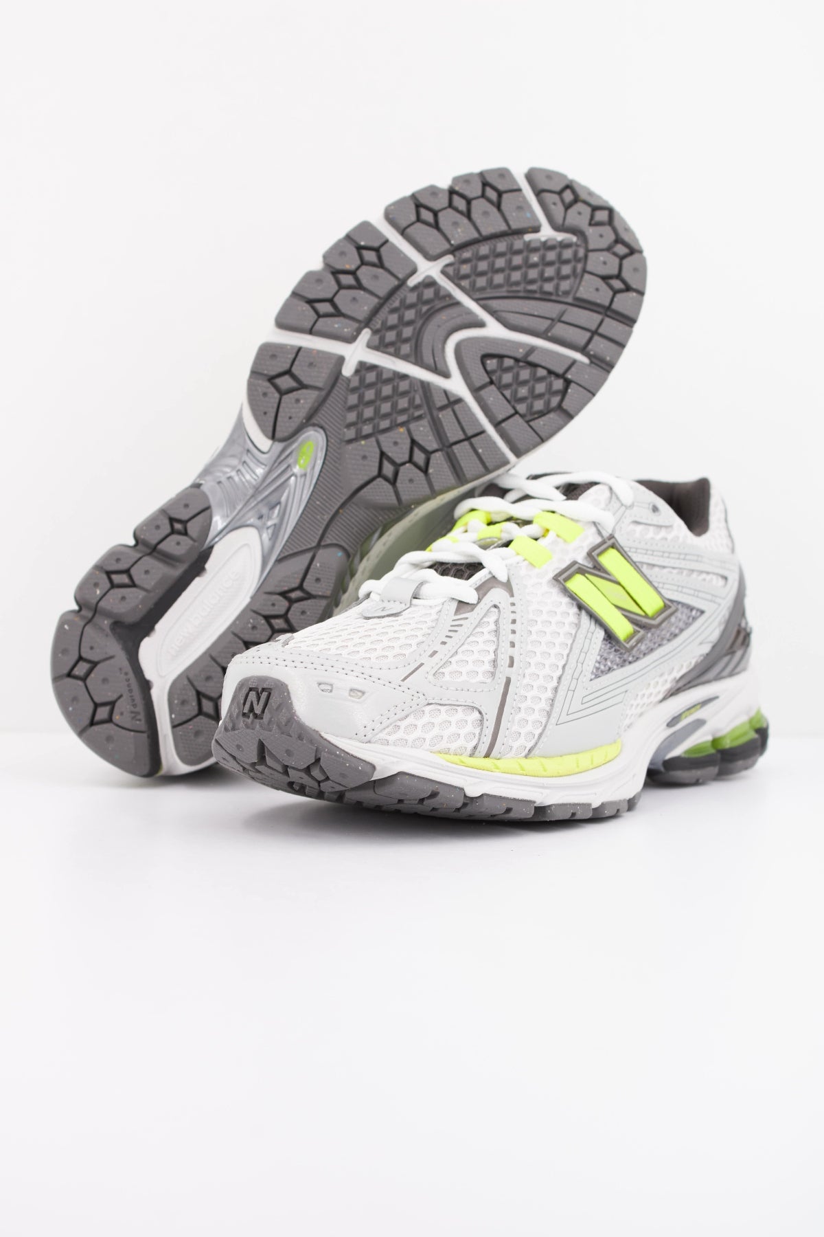 NEW BALANCE U en color BLANCO (5)