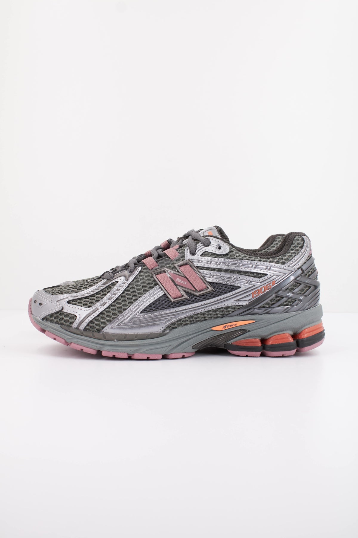 NEW BALANCE U en color GRIS (1)