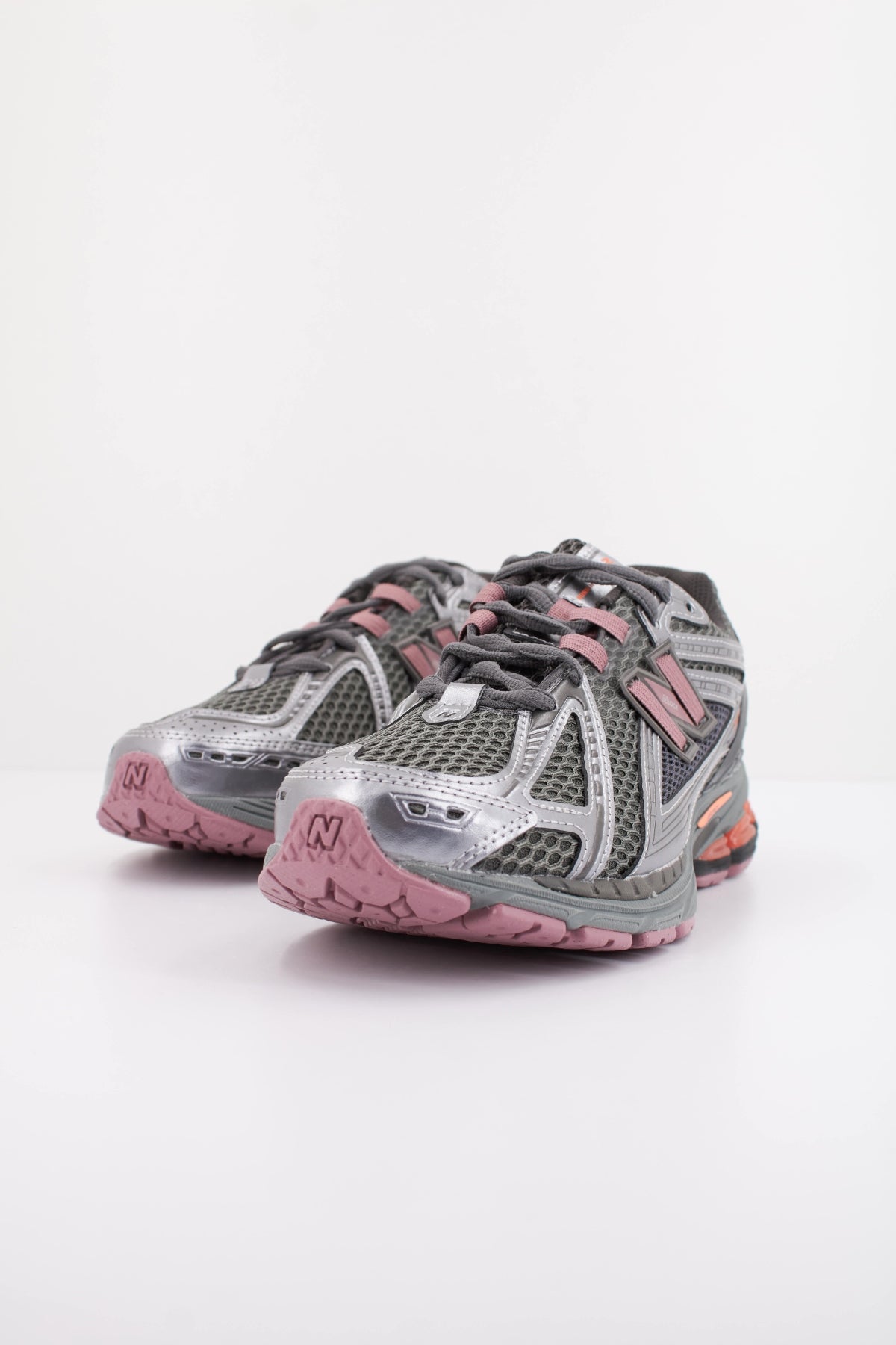 NEW BALANCE U en color GRIS (2)