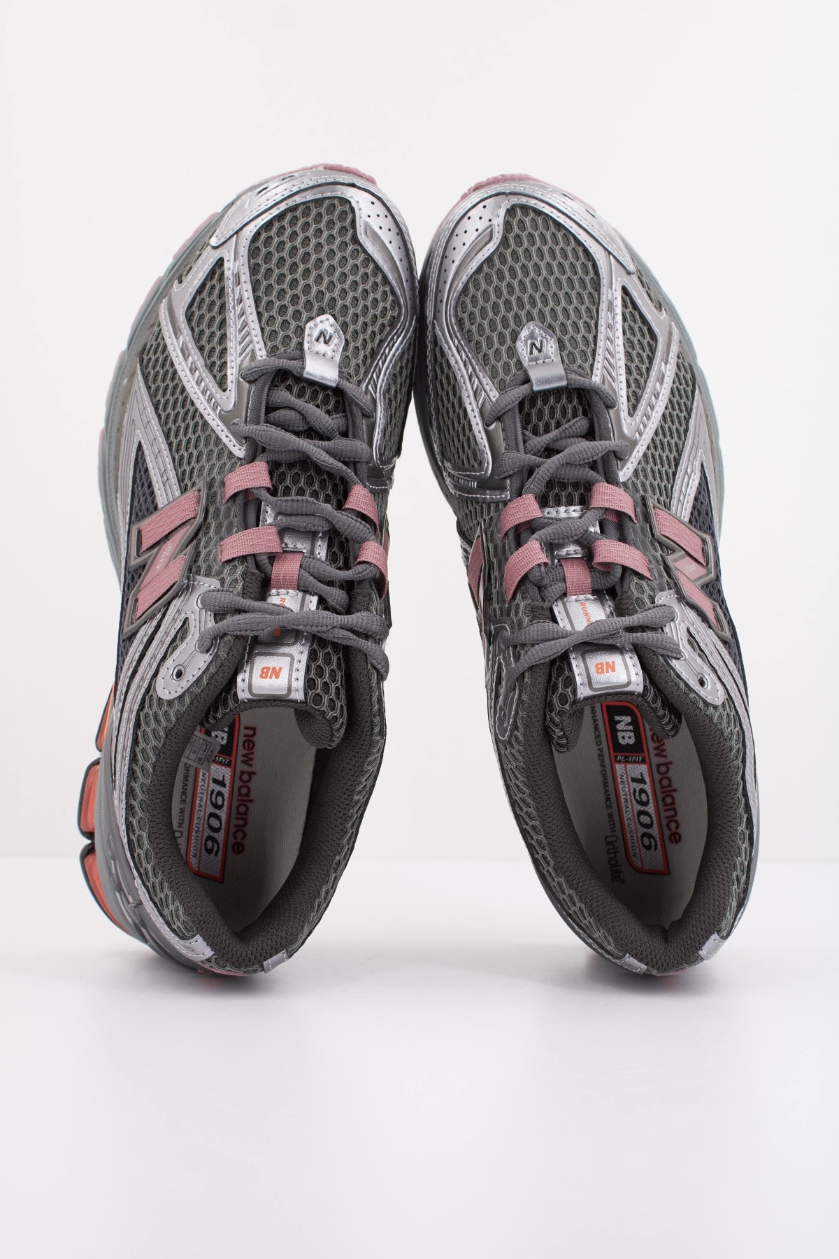 NEW BALANCE U en color GRIS (3)