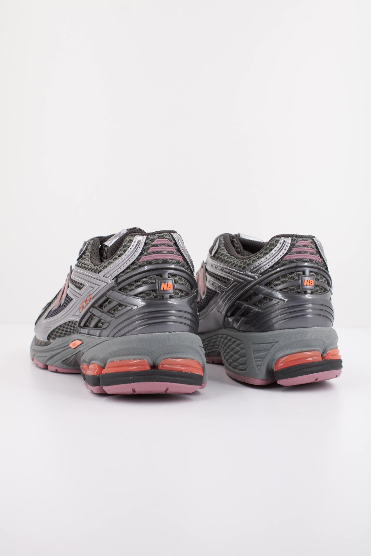 NEW BALANCE U en color GRIS (4)