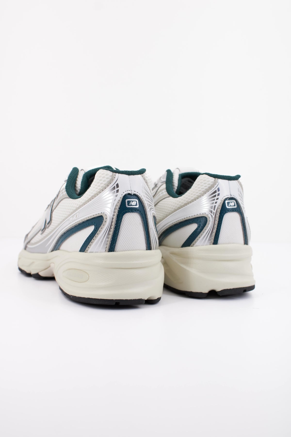 NEW BALANCE U en color BLANCO (4)