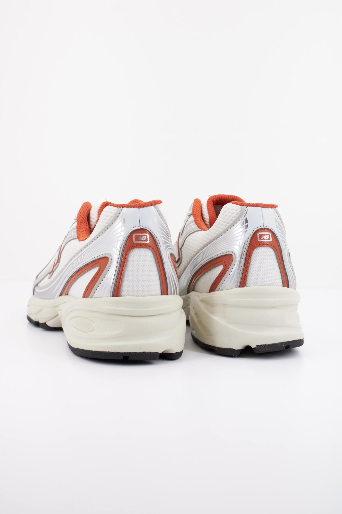 NEW BALANCE U en color BLANCO (4)