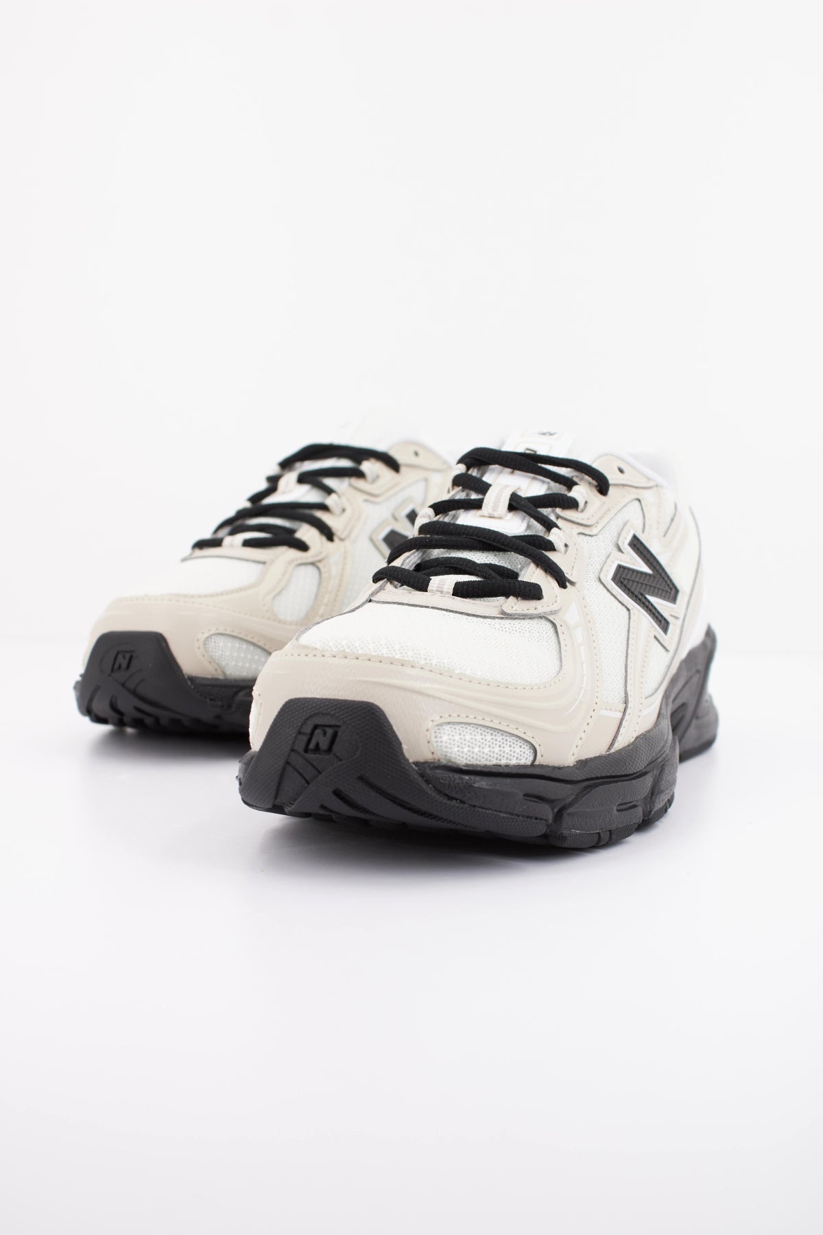 NEW BALANCE U en color BEIS (2)